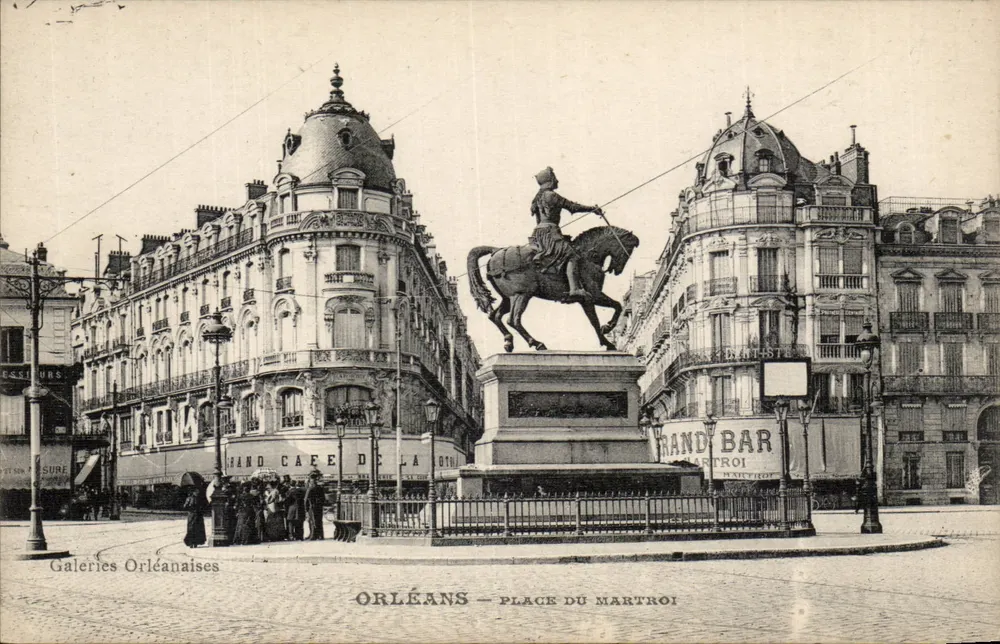 Orléans — Place du Martroi — estátua equestre no centro, diante das Galeries Orléanaises e do Grand Café de la Martroi - Frente