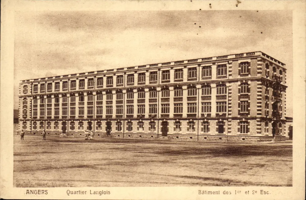 Angers - Bairro Langlois — Edifício dos 1º e 2º Esc. — Editor não visível - Frente