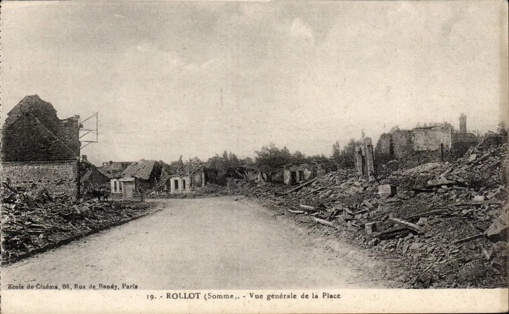 Rolle (Somme) — Vista geral da Praça — Escola de Cinema, 66 Rue de Bondy, Paris - Frente