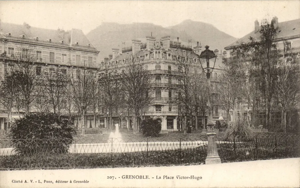 Grenoble — A Praça Victor-Hugo — Cliché A. V. L. Pons, editor em Grenoble, n° 207 - Frente