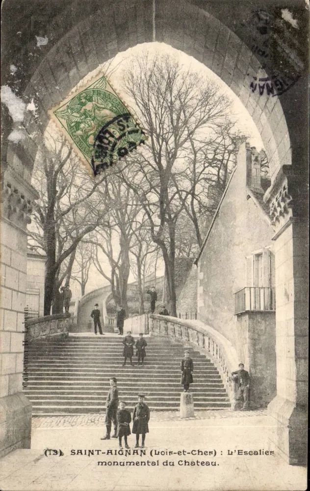 Saint-Aignan (Loir-et-Cher) — La escalera monumental del castillo — editor desconocido, n.º (13) - Anverso