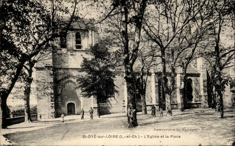 St-DYÉ-sur-LOIRE (L.-et-Ch.) - Die Kirche und der Platz — Phototypie C. VANNIER - BLOIS - Vorderseite