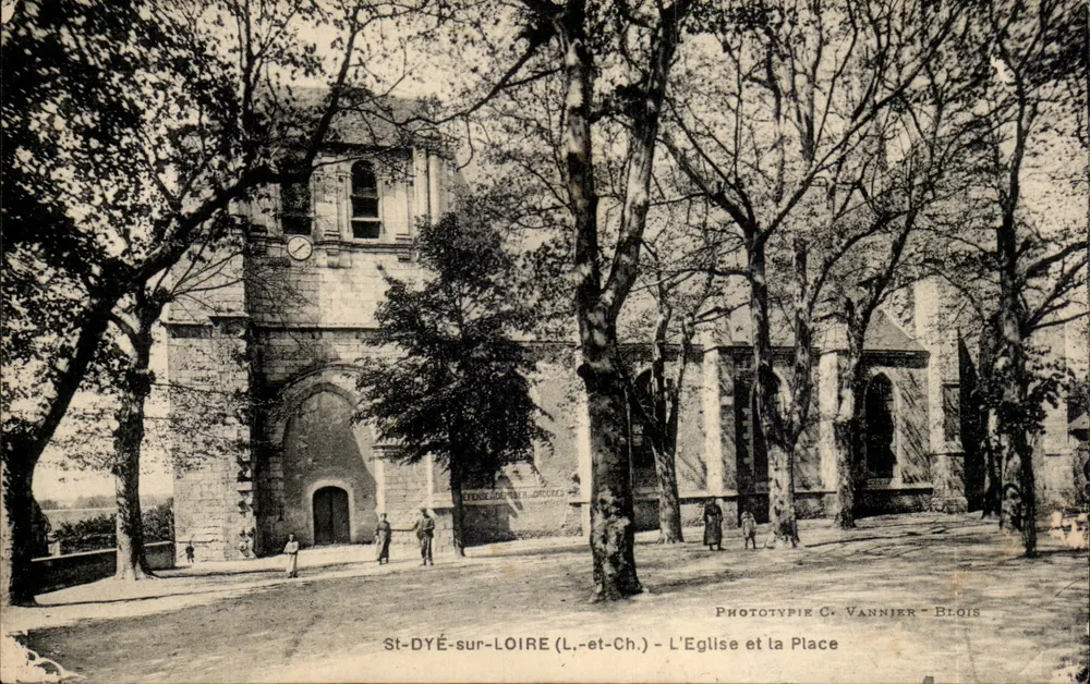 St-DYÉ-sur-LOIRE (L.-et-Ch.) - Die Kirche und der Platz — Phototypie C. Vannier - Blois - Vorderseite