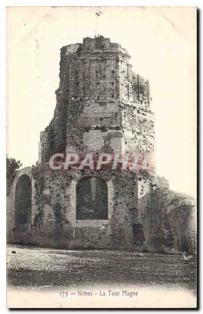 Nîmes - A Torre Magne — ruínas de um edifício antigo com bandeira - Frente