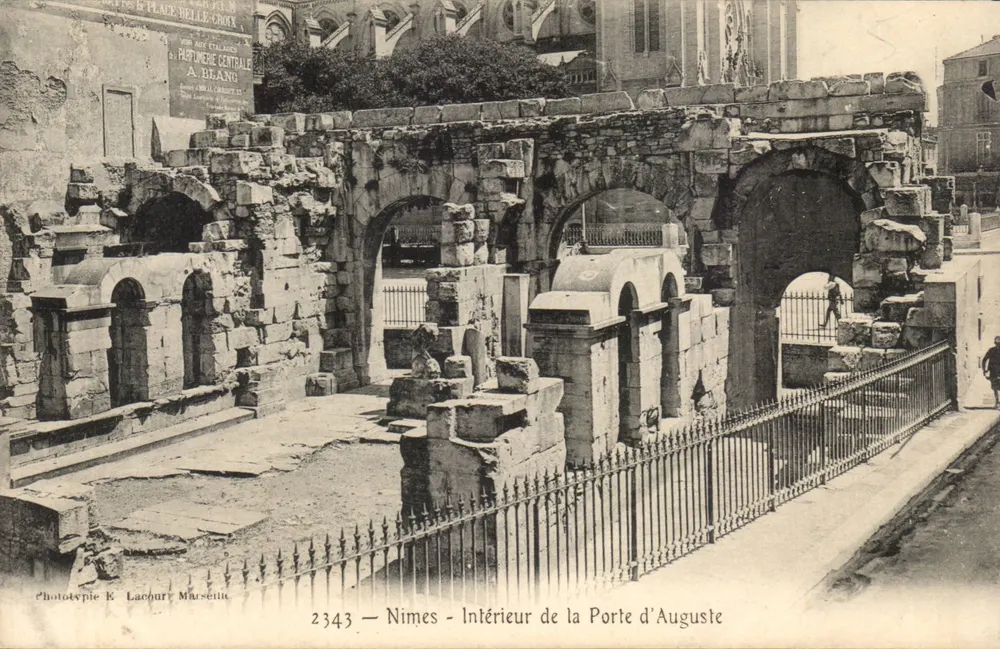 Nîmes - Interior da Porta de Augusto — Fototipia E. Lacour, n° 2343 - Frente