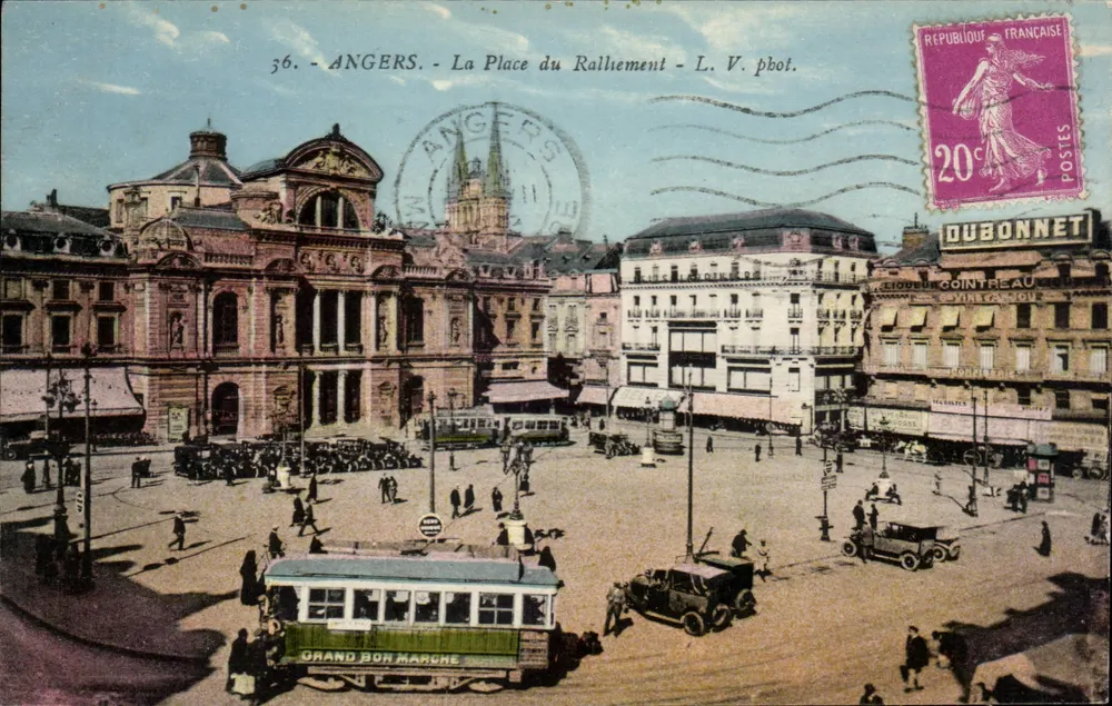 Angers - A Praça do Ralliement — L. V. pbot. — n°36 - Frente