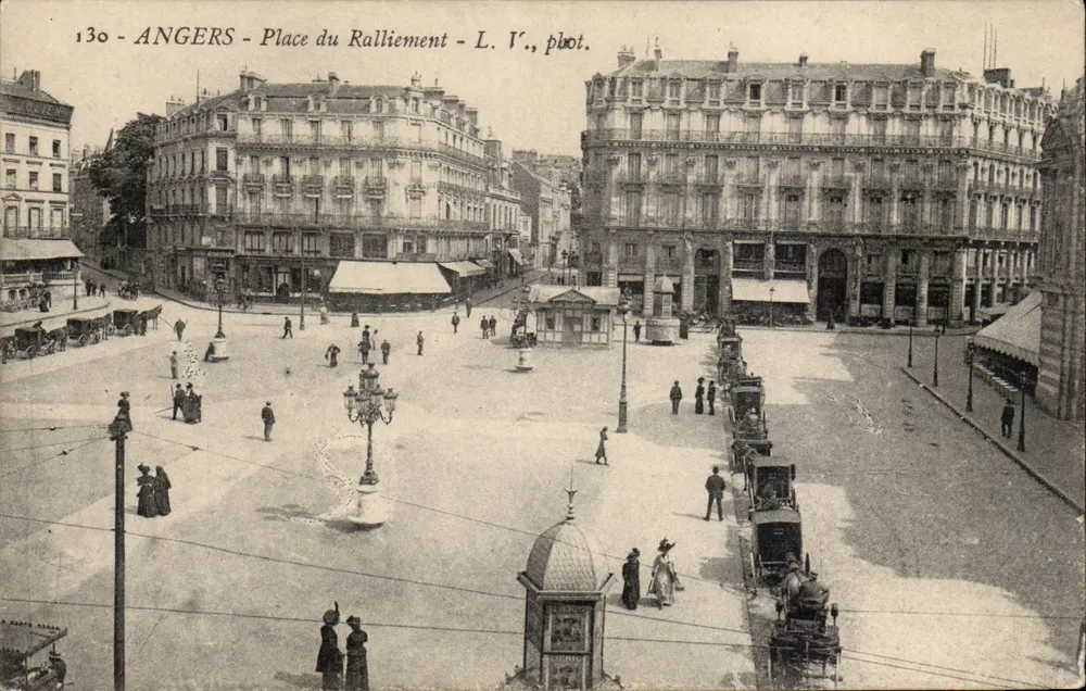Angers - Plein van het Ralliment — panoramische weergave — L. V., fot. - Voorkant