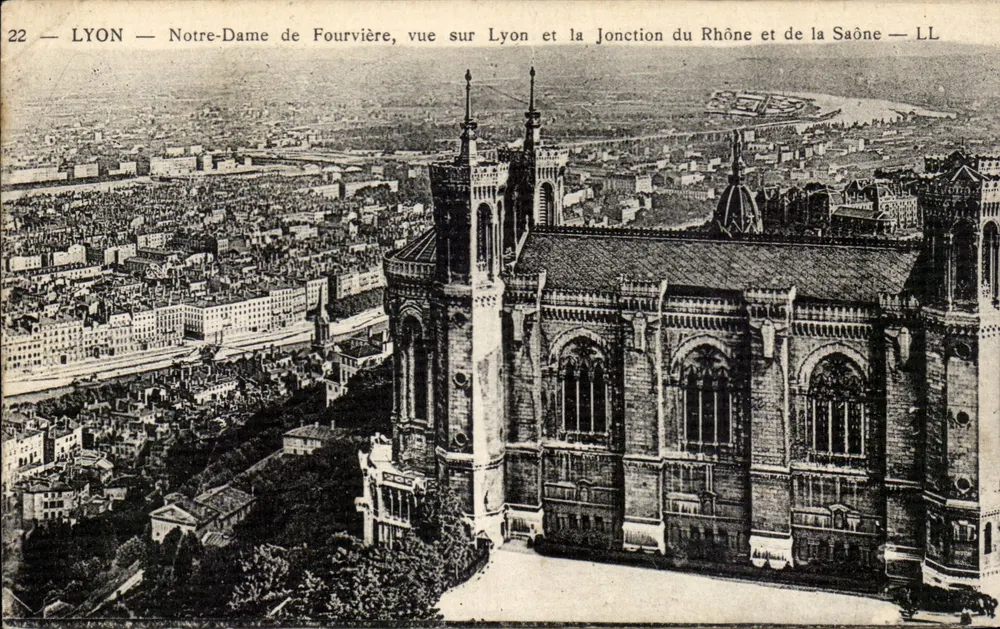 LYON — Nossa Senhora de Fourvière, vista sobre Lyon e a Conflito do Rhône e da Saône — LL - Frente