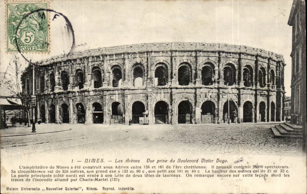 Nîmes — Les Arènes — Vista tirada do Boulevard Violor Bugo — Maison Universelle, Novas Galerias, Nîmes - Frente