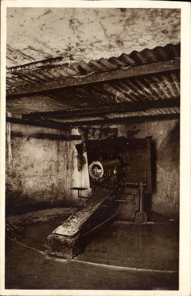 Fort de Vaux — 75 cm Stück in der westlichen Kasematte von Bourges, gerichtet nach Douaumont - Vorderseite