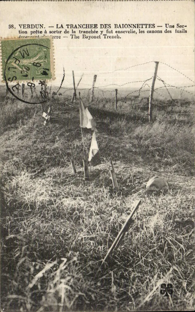 Verdun — La tranchée des Baionnettes — Abschnitt bereit, die Schützengraben zu verlassen, die Schussrohre der Gewehre stechen aus dem Boden - Vorderseite