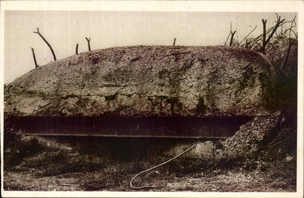 Fort de VAUX — Betonunterstand für Maschinengewehr, der die östliche Flanke des Forts gegenüber dem Dorf Damloup flankiert - Vorderseite