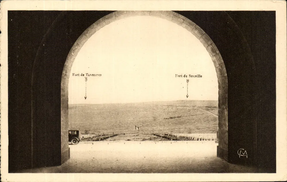 Fort Tavannes — Fort Souville — Blick vom Ossuar von Douaumont - Vorderseite