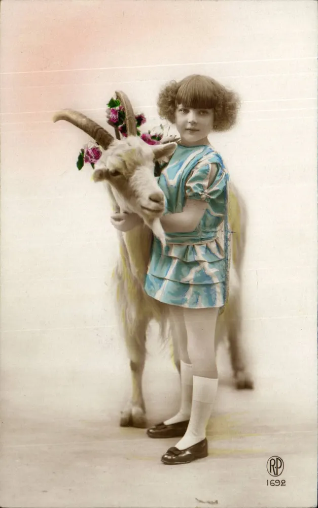 Fille avec chèvre décorée de fleurs — RP 1692 - Recto
