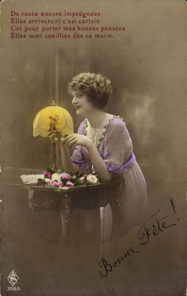 Frau in lila Kleid mit Kerzenleuchter — poetischer Text und 'Bonne Fête !' — Verlag PS n°3565 - Vorderseite