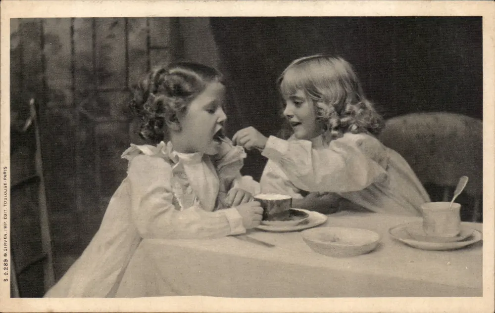 Zwei junge Mädchen, die mit Essen spielen — S. 263 — Verlag Sirven, Paris - Vorderseite