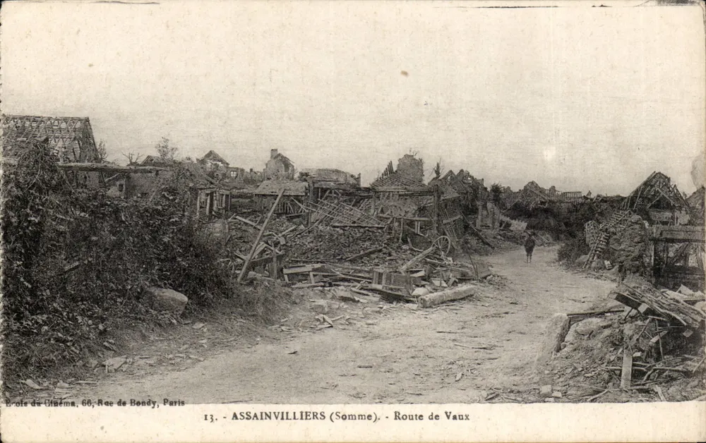 Assainvilliers (Somme) — Estrada de Vaux — devastação após guerra — École du Cinéma, 66, Rue de Bondy, Paris - Frente