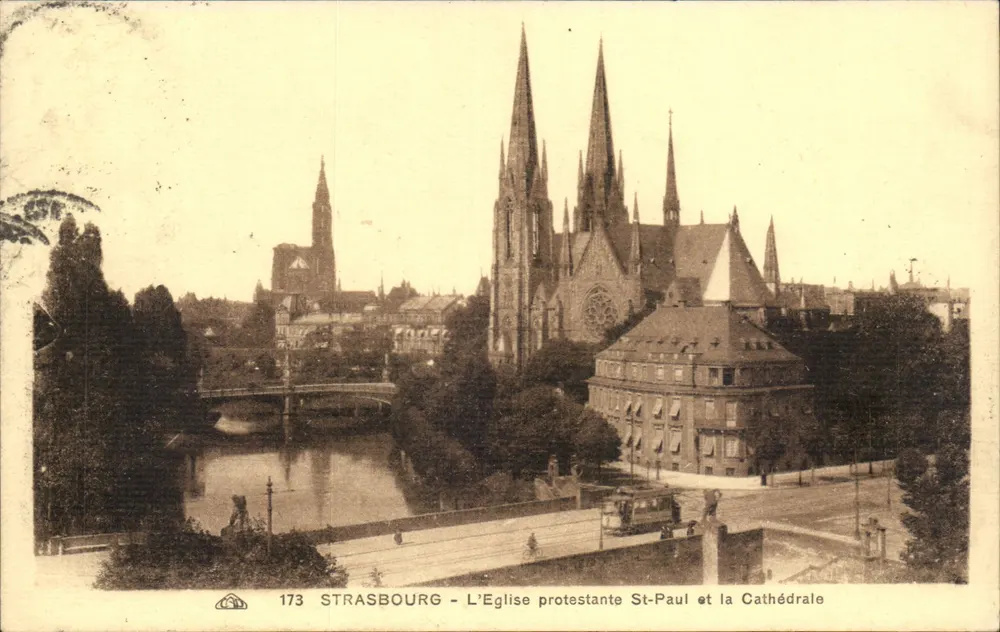 Straßburg — Die evangelische Kirche St. Paul und die Kathedrale - Vorderseite