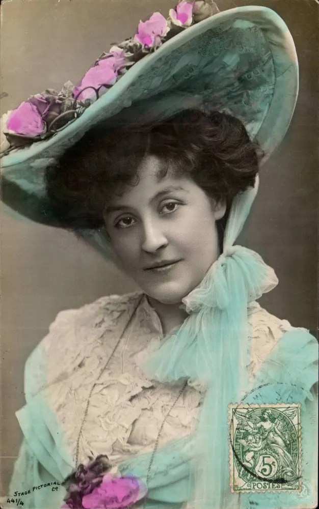 Frau mit blütenverziertem Hut — Stage Pictorial Co, Nr. 441/4 — 5¢ Briefmarke - Vorderseite