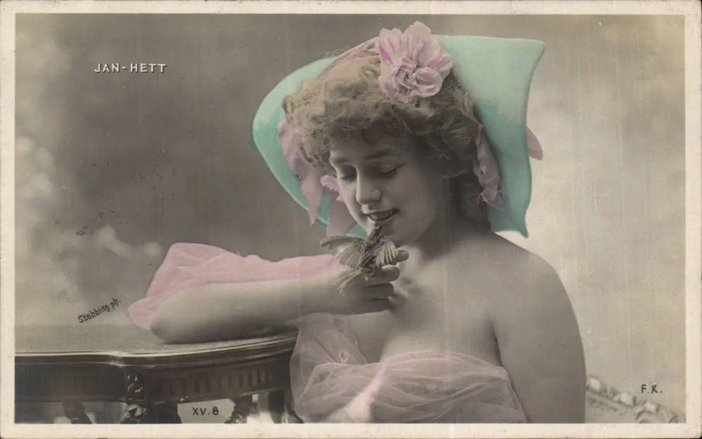 Junge Frau mit Vogel — Jan-Hett, Fotografie von Stebbbing — n° XV.8 - Vorderseite