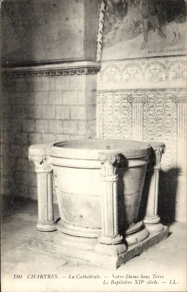 Chartres — Die Kathedrale. Notre-Dame Unterirdisch. Das 12. Jahrhundert Baptisterium — LL. - Vorderseite