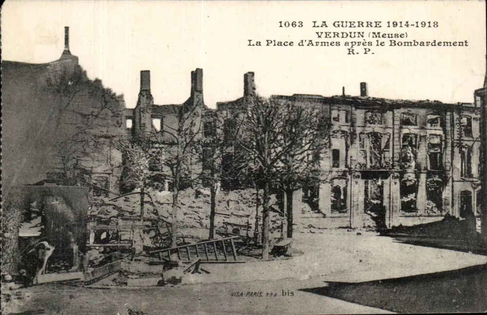 Verdun (Meuse) — Die Place d'Armes nach dem Bombenangriff — Visa Paris 1918 - Vorderseite