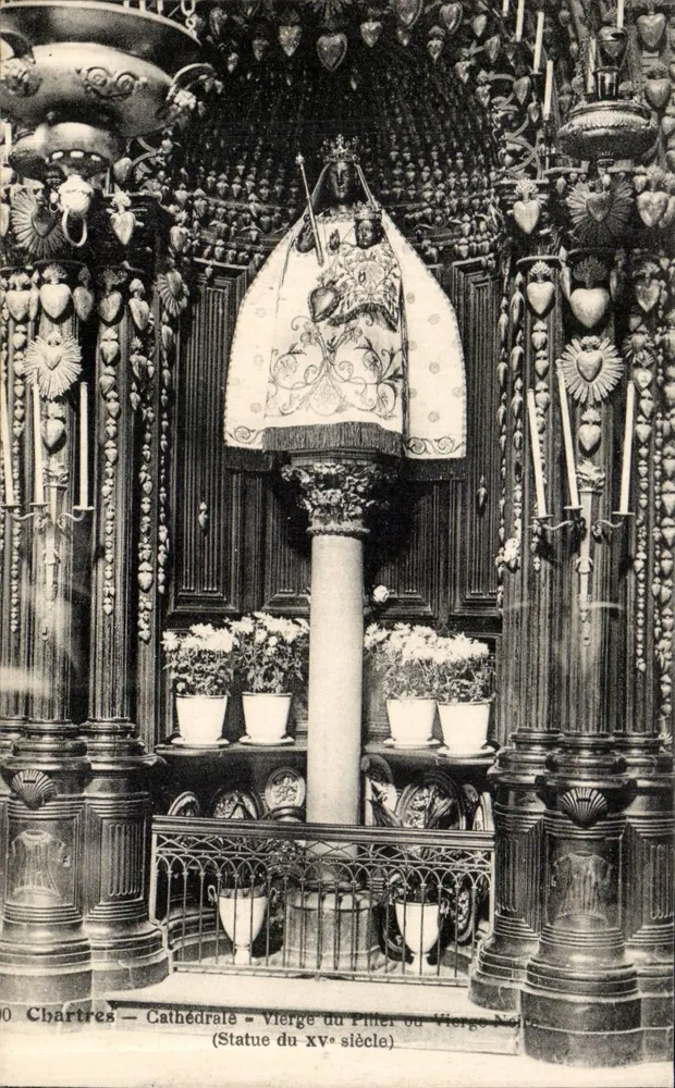 Chartres — Catedral — Virgem do Pité ou Virgem Negra (Estátua do Século XV) - Frente