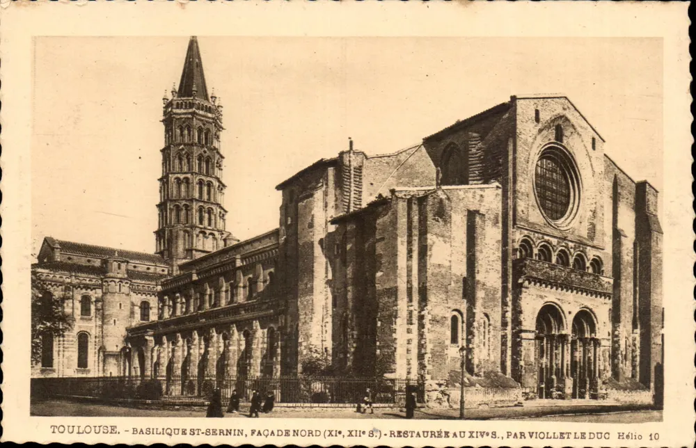 Toulouse. Basílica de Saint-Sernin, fachada norte (séculos XI-XII) - restaurada no século XIV por Viollet-le-Duc - Hélio 10 - Frente
