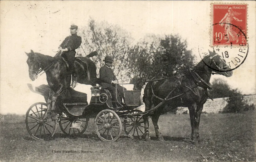 Cavaleiro e cocheiro em uma carruagem a cavalo — Foto Blancheard, Saumur — 52 - Frente