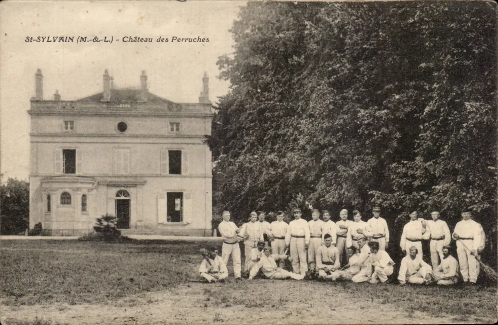 St-Sylvain (M.&L.) - Castelo das Periquitas — grupo de pessoas diante do castelo - Frente