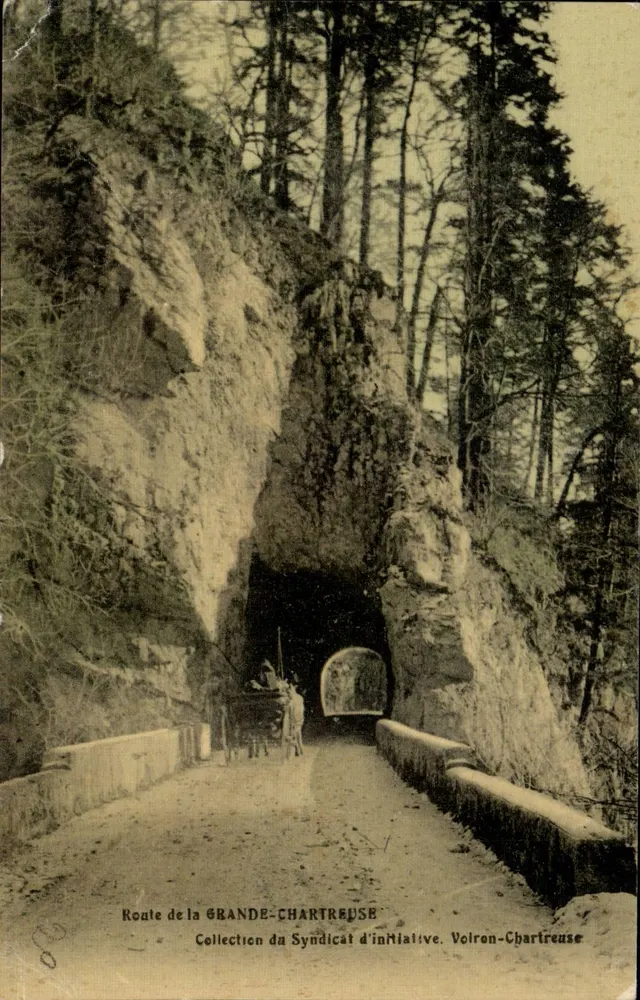 Rodovia da Grande-Chartreuse — Tunel em um paisagem florestal — Coleção do Syndicat d'initiative, Voiron-Chartreuse - Frente