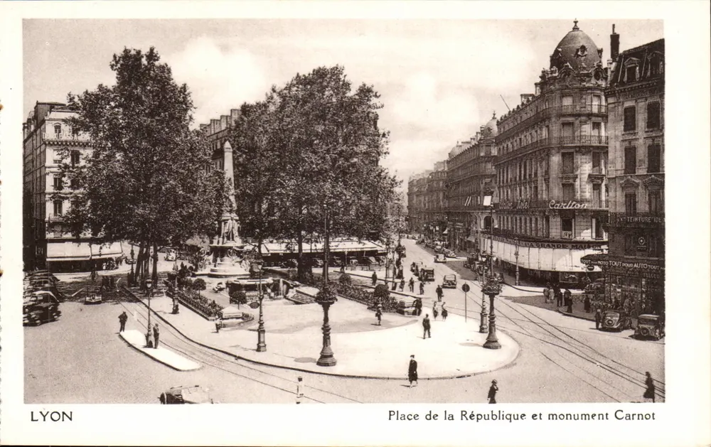 Lyon — Place de la République und Denkmal Carnot — Verlag unbekannt - Vorderseite
