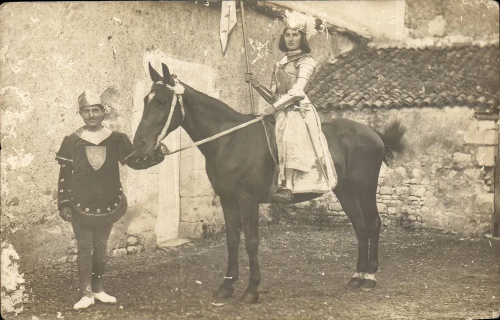 Deux personnages en costume de chevaliers — une femme à cheval et un homme à pied — éditeur non identifié - Vorderseite