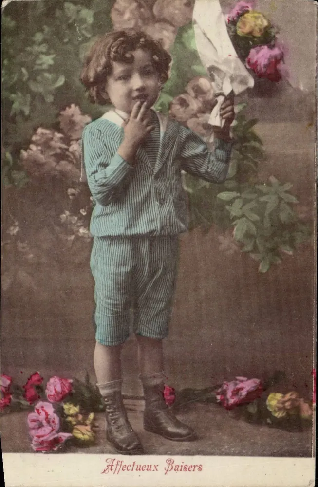 Kind im gestreiften Kleid mit Blumenbouquet — Zärtliche Paisiers - Vorderseite