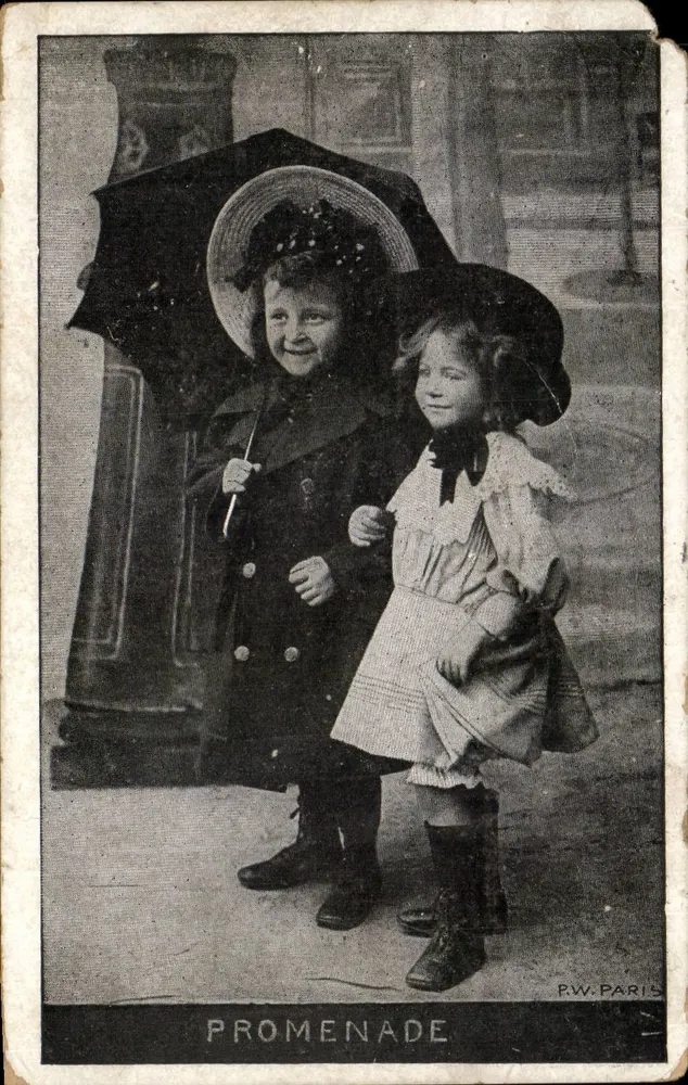 Zwei Kinder unter einem Schirm — PROMENADE — P.W. PARIS - Vorderseite