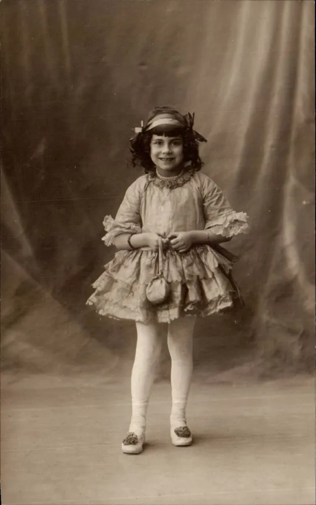 Kleine Mädchen in einem Rüschenkleid — Foto F. Decker — In England hergestellt - Vorderseite