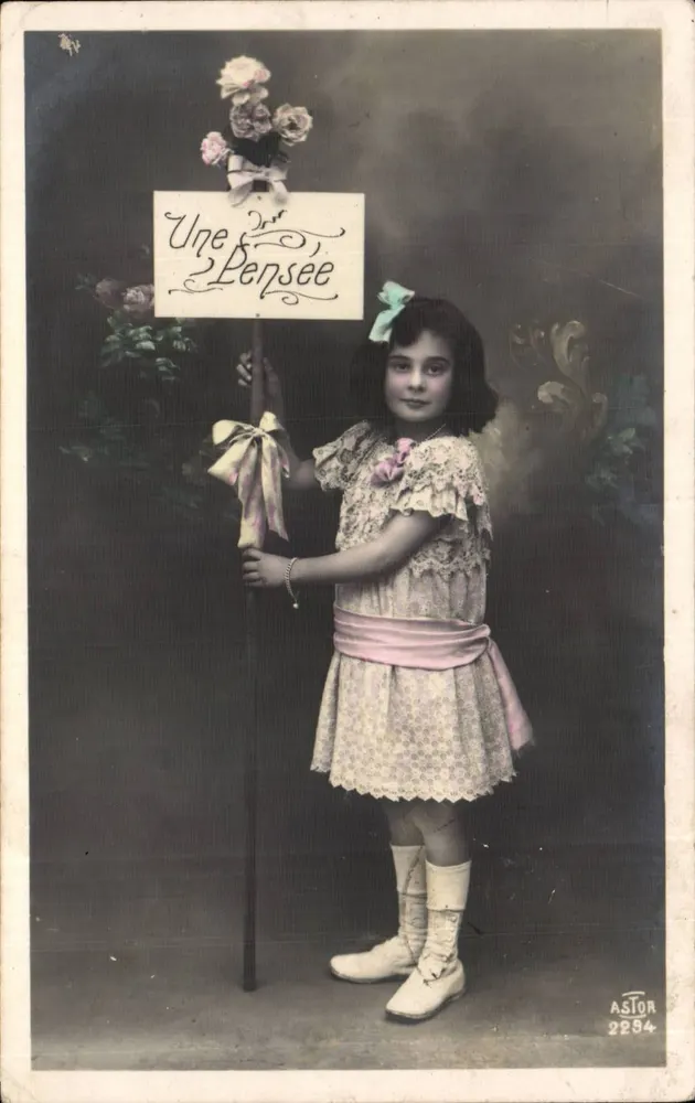 Kleine Mädchen mit einem Schild 'Une Pensée' — ASTOR 2294 - Vorderseite