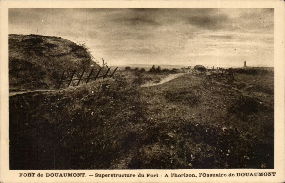 Fort Douaumont — Superstruktur des Forts — Auf der Ferne, das Ossuaire von Douaumont - Vorderseite