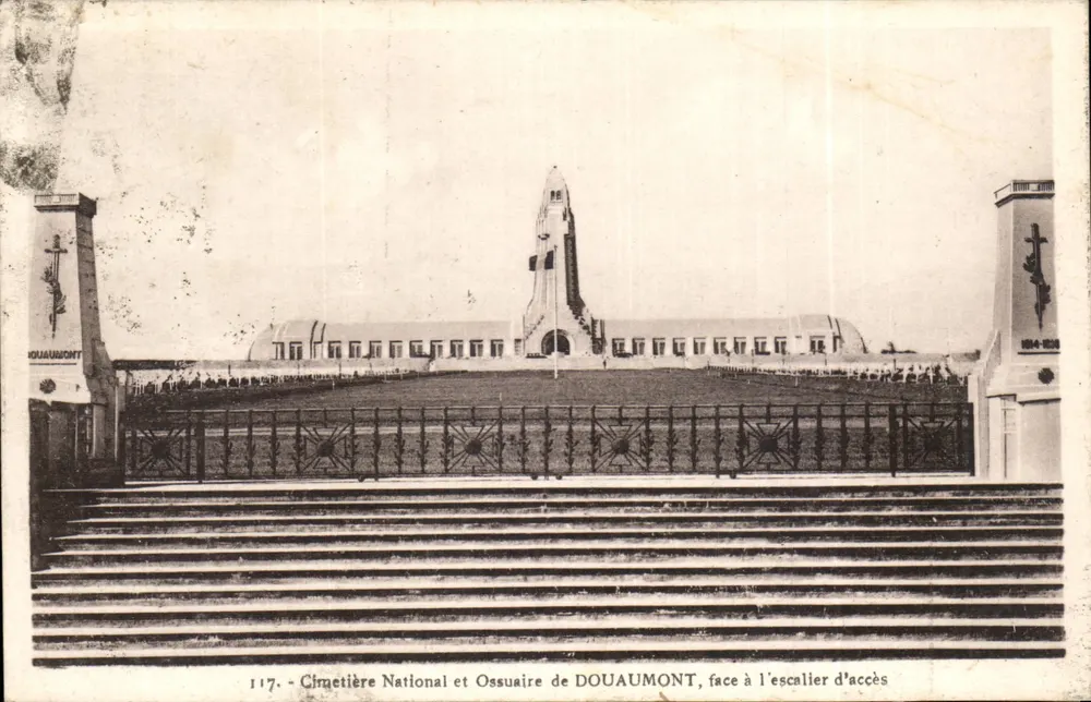 Nationalfriedhof und Ossuar von Douaumont — zum Zugangstreppe gewandt — Éditeur Verdon, n° 117 - Vorderseite