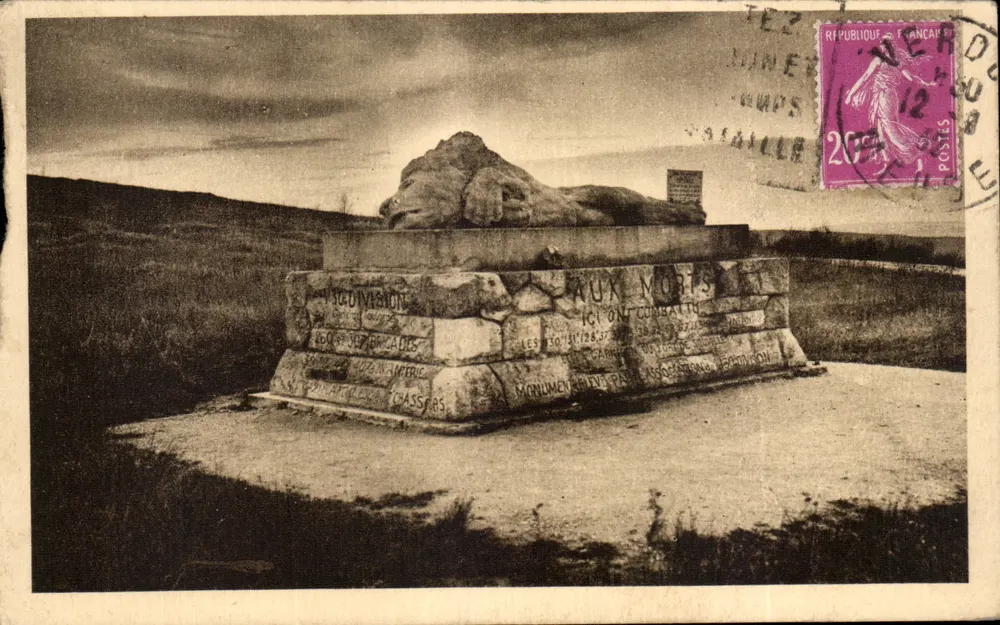 Gedenkstein für die Toten — Kreuzung Sainte-Fine — Ossuar von Douaumont - Vorderseite