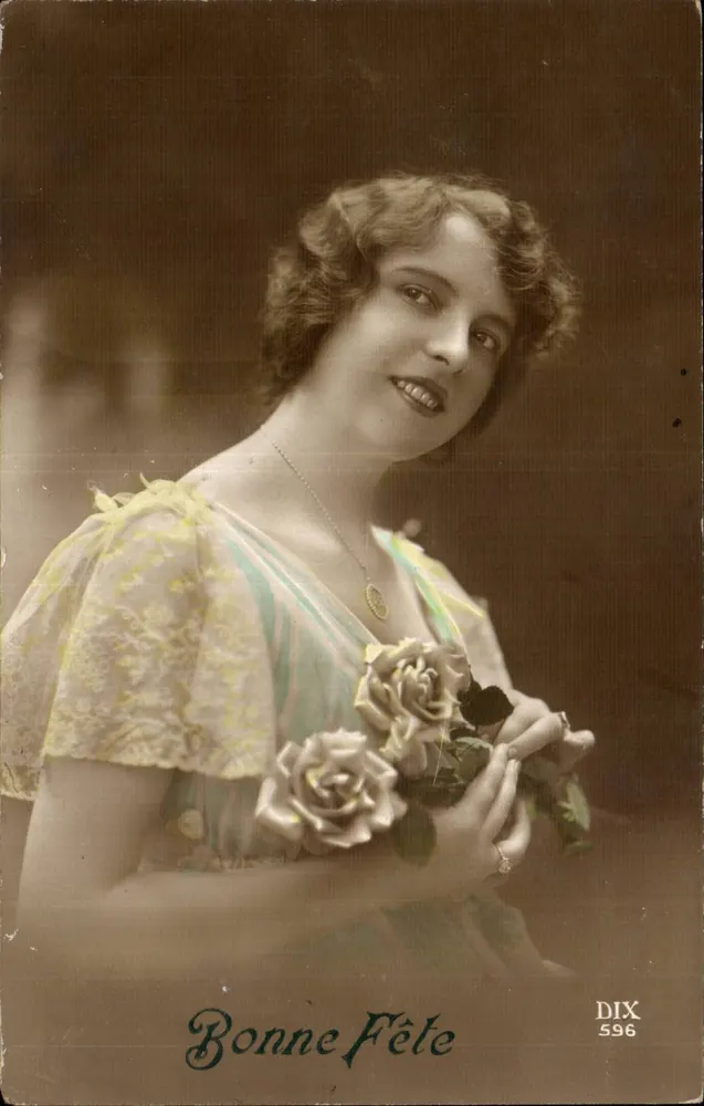 Lächelnde junge Frau — mit einem Rosenstrauß — Verlag DIX n° 596 - Vorderseite