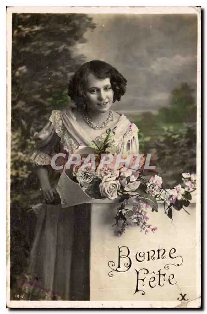 Junge Frau in Seidenkleid mit Blumenbouquet — Frohe Geburtstagskarte — Universal Postcard Nr. 148 - Vorderseite