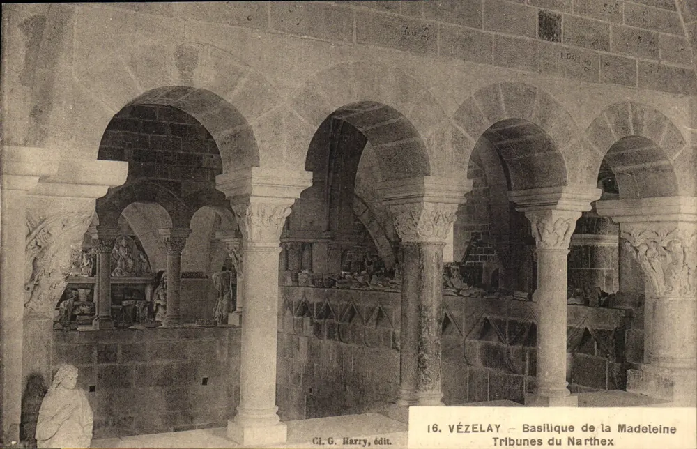 VÉZELAY — Basilika der Madeleine — Tribünen des Narthex - Vorderseite
