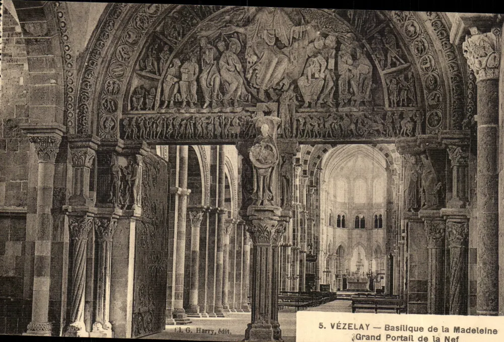 VÉZELAY — Basilika der Madeleine — Großer Portal der Kirche - Vorderseite