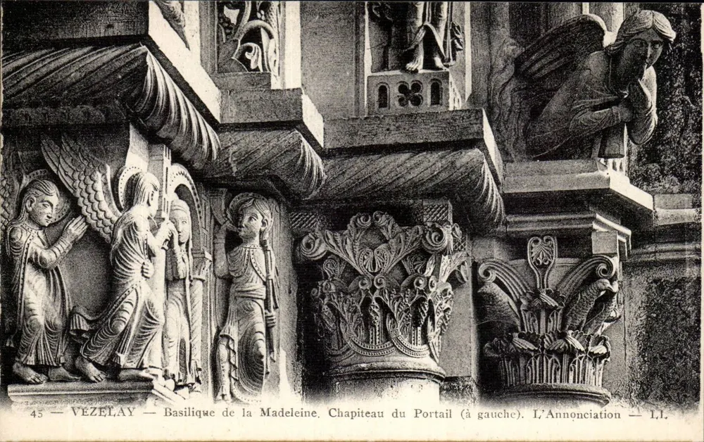 Vézelay — Basilika der Madeleine. Kapitell des Portals (links). Die Verkündigung — L.L. - Vorderseite