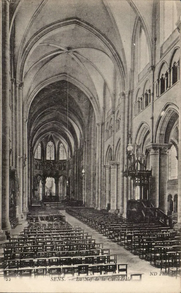 SENS. — A Nef da Catedral — ND Phot - Frente