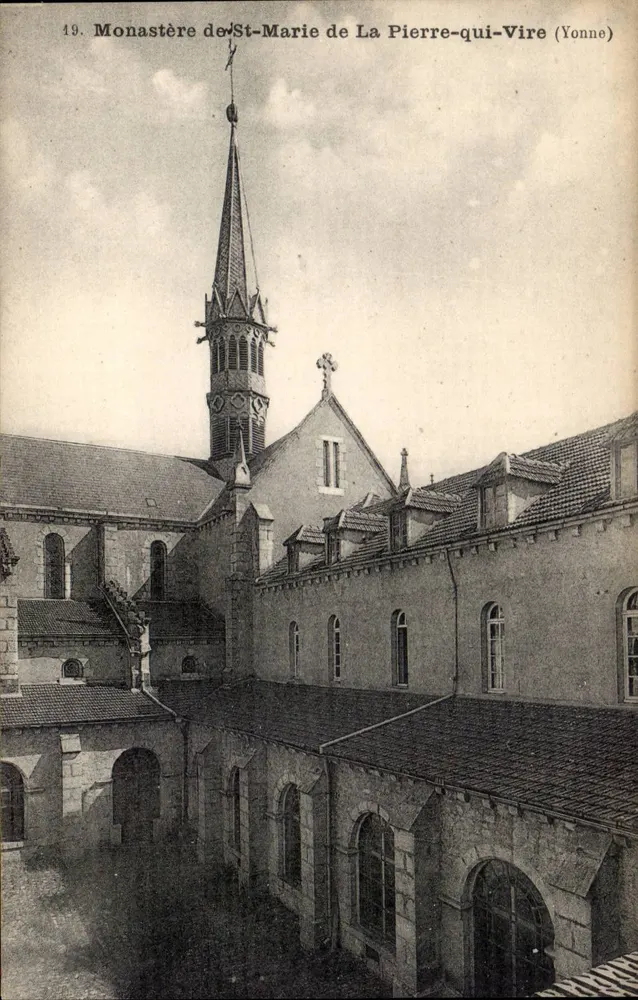 Kloster St. Marie de La Pierre-qui-Vire (Yonne) — Ansicht des Kreuzgangs und der Turm — Verlag A. Thiriat, Toplache - Vorderseite