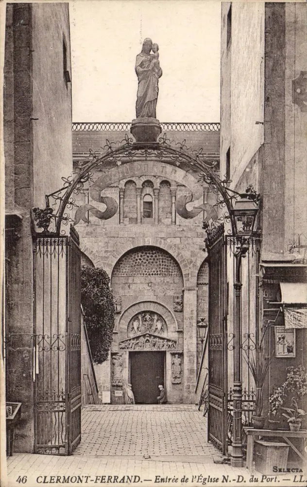 Clermont-Ferrand — Eingang zur Kirche Notre-Dame du Port — Selecta - Vorderseite