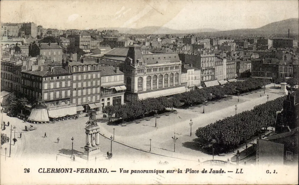 Clermont-Ferrand — Panoramablick auf die Place de Jaude — G. J. - Vorderseite