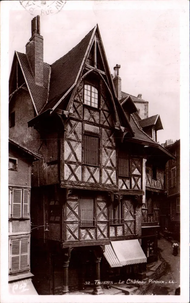 Thiers - O Castelo Piroux — 32, Rua do Castelo Piroux — Real Photo C. & P. Strasbourg - Frente